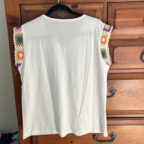 Women’s White V-Neck Top With Granny Squares on Shoulder Size XL NWOT - Picture 4 of 8